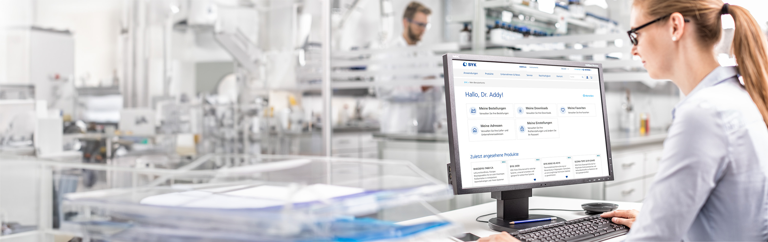 Frau sitzt vor einem Bildschirm mit geöffnetem BYK Account