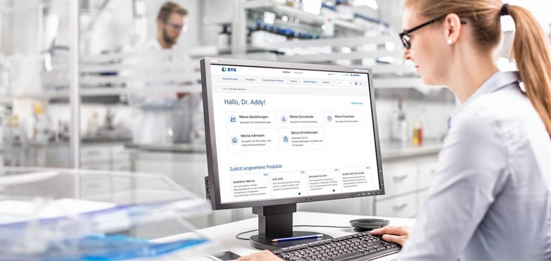 Frau sitzt vor einem Desktop mit geöffnetem BYK Account